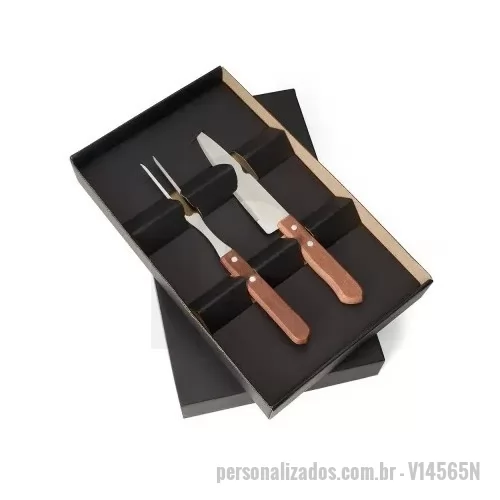 Kit churrasco personalizado - Kit churrasco três peças em estojo de papel kraft, contém: faca, garfo e tábua de corte com canaleta. Altura : 39 cm Largura : 23 cm Espessura : 5,3 cm Medidas aproximadas para gravação (CxL): 21 cm x 27 cm Peso aproximado (g): 1235