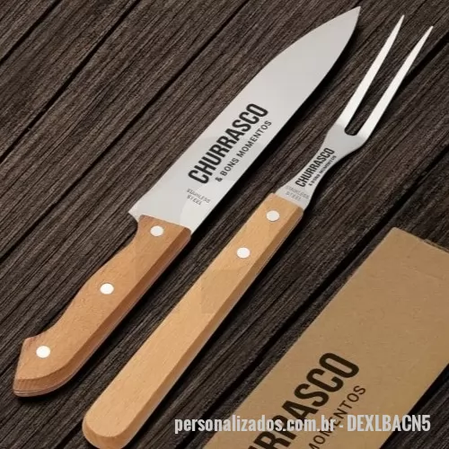 Kit churrasco personalizado - Kit churrasco Personalizado - DEXLBACN5 - O Kit Churrasco 2 Peças Personalizado é um brinde prático, elegante e de excelente custo-benefício, ideal para empresas que desejam fortalecer sua marca com um presente útil e sofisticado. Perfeito para ações promocionais, eventos corporativos, confraternizações, campanhas de relacionamento e datas comemorativas.  O kit acompanha uma faca e um garfo, ambos desenvolvidos para proporcionar praticidade no preparo e no serviço de carnes. As peças são acondicionadas em uma embalagem de papel kraft, que garante uma apresentação moderna e sustentável, ideal para brindes personalizados.  A personalização pode ser realizada em gravação a Laser ou UV, proporcionando excelente acabamento, alta durabilidade e valorizando a identidade visual da sua empresa. - 182564 - Kit churrasco