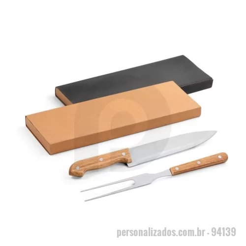 Kit churrasco personalizado - Kit churrasco em caixa kraft de papel reciclado. Composto por 2 utensílios em aço inox e bambu: faca chefe e garfo. Certificação EU Food Grade. A cor e o resultado da impressão nos materiais naturais pode variar entre produtos. Caixa: 340 x 115 x 25 mm