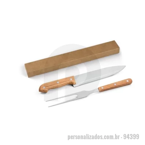 Kit churrasco personalizado - Kit churrasco em caixa presente de papel kraft reciclado. Composto por 2 utensílios em aço inox e bambu: faca chefe e garfo. Certificação EU Food Grade. A cor e o resultado da impressão nos materiais naturais pode variar entre produtos. Caixa: 325 x 26 x 42 mm