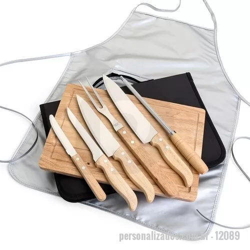 Kit churrasco personalizado - Kit para churrasco composto por oito peças, incluindo seis itens em inox com cabo em bambu: garfo de duas pontas, chaira, três facas de corte com lâminas de 8, 6 e 5 polegadas, além de uma faca com lâmina de serra, tábua de bambu com canaleta e avental em nylon resistente à respingos dágua. Acompanha maleta em nylon com elásticos para fixação das peças.