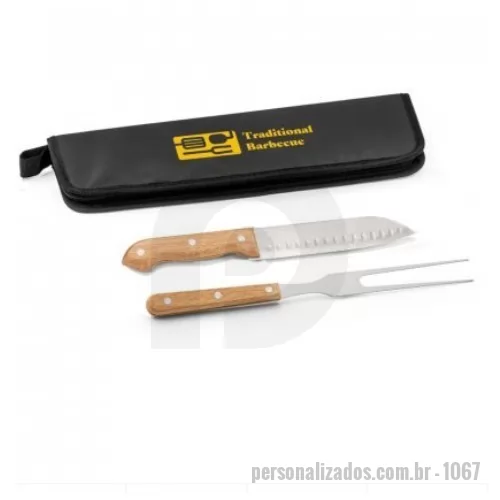 Kit churrasco personalizado - Kit churrasco com estojo em 210D. Composto por 2 utensílios em aço inox com cabos em madeira: garfo e faca japonesa. Certificação EU Food Grade. A cor e o resultado da impressão nos materiais naturais pode variar entre produtos. Garfo: 300 mm | Faca Japonesa: 285 mm | Dimensão da mala: 350x130x20mm