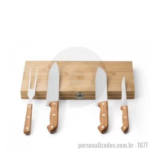 Kit churrasco personalizado - Kit churrasco em caixa de bambu. Composto por 4 utensílios em aço inox e bambu: faca japonesa, faca chefe, faca boning e garfo. Certificação EU Food Grade. A cor e o resultado da impressão nos materiais naturais pode variar entre produtos. Caixa: 350 x 179 x 29 mm