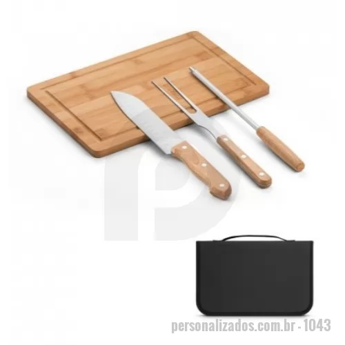 Kit churrasco personalizado - Kit churrasco em estojo de 210D. Composto por tábua em bambu e 3 utensílios em aço inox e madeira de Seringueira: faca japonesa, garfo e afiador. Certificação EU Food Grade. A cor e o resultado da impressão nos materiais naturais pode variar entre produtos. Estojo: 220 x 345 x 30 mm | Tábua: 300 x 200 x 11,6 mm
