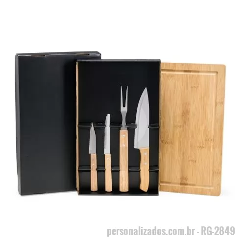 Kit churrasco personalizado - Kit churrasco composto por cinco peças com lâminas em aço inox e cabos de madeira. Três facas (3,4 e 6 pol), garfo e tábua de bambu, em caixa de papelão.