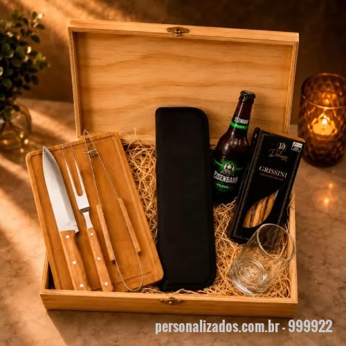 Kit churrasco personalizado - Kit churrasco Braciere em caixa de madeira ecológica com fecho dourado. Contém caneco de chopp de 500ml, tábua de churrasco em bambu de 32x20cm e kit churrasco em aço inox com cabo de madeira. Personalizável com a sua marca.