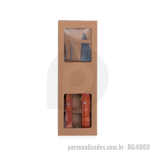Kit churrasco personalizado - Kit para churrasco composto por garfo de duas pontas e faca com lâmina de 6 polegadas, ambos as peças em inox com cabo de madeira de faia. Acompanha embalagem em papelão com visor em plástico para acomodação das peças.