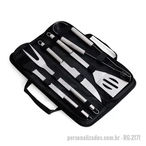 Kit churrasco personalizado - Kit churrasco com cinco peças em inox. O conjunto inclui: uma faca de 6 polegadas, um garfo, uma espátula, um pincel com cerdas de silicone e um pegador. Acompanha estojo em nylon com um par de alças para transporte e placa metálica personalizável co