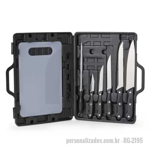 Kit churrasco personalizado - Um kit completo para ajudar na preparação de um churrasco inteiro e deixar o momento de confraternização ainda melhor. Este conjunto traz 7 itens, incluindo 1 tábua em plástico, 1 chaira em aço inox, e 5 facas em tamanhos diferentes do mesmo material
