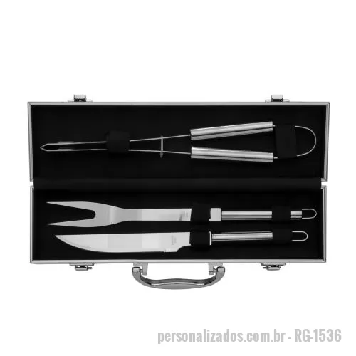 Kit churrasco personalizado - Um kit churrasco que oferece qualidade e precisão no preparo de carnes e outros alimentos. O conjunto apresenta três peças em aço inox: um pegador, um garfo e uma faca de corte com lâmina de 6 polegadas. Além disso, os utensílios são acomodados em ma
