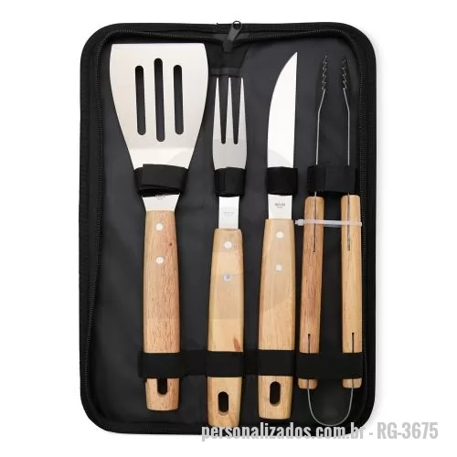 Kit churrasco personalizado - Praticidade para qualquer churrasco! Este kit conta com quatro peças essenciais: espátula, garfo, pegador e faca de 6 polegadas, todas em aço inox com cabos de madeira, acomodadas em um estojo de nylon que facilita o armazenamento e transporte. Para 
