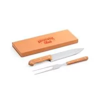 Presente certo para divulgar sua empresa o jogo de churrasco personalizado é composto por embalagem Kraft, faca e garfo fabricados em aço inox com detalhes em bambu no cabo. Ideal para presentear clientes, colaboradores e parceiros comerciais