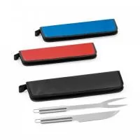 Kit churrasco em aço inox com 2 peças em estojo de 210D. Medidas do estojo: 350 x 130 x 20 mm.