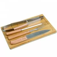 Kit churrasco, contendo 5 peças: Garfo trinchante; Faca para carne 8¨; Chaira; Pegador; Tábua de bambu com 1,2 cm de espessura. Obs.:Os componentes de madeira e bambu poderão apresentar tonalidades diferente.