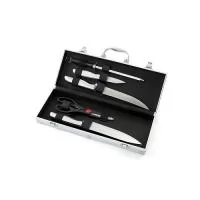 Kit churrasco 5 peças em maleta de alumínio com travas de segurança, contém três facas de corte, tesoura e chaira. Parte interna da maleta com revestimento em tnt e suportes de velcro para fixação das peças. Altura : 13,5 cm x Espessura : 6 cm x Comprimento : 36,5cm 