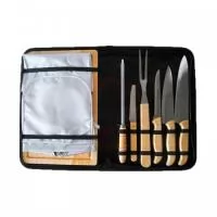 Kit churrasco com 8 peças em cabo de madeira. Acompanha avental e tábua de madeira. Gravação a laser.