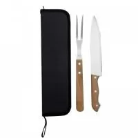 Kit churrasco em estojo de 210D. Composto por 2 utensílios em aço inox e madeira Seringueira: faca chefe e garfo. Próprio para contato com alimento. Estojo: 350 x 130 x 20 mm