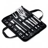 Kit Churrasco 17 Peças em estojo de nylon com alça. Contém: pegador, garfo, espátula, faca, pincel, 4 espetos e 8 garfos pequenos para petiscos. Utensílios de inox com proteções plásticas e parte interna com velcro para fixação das peças, acompanha plaquinha metálica para personalização.