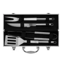 Kit churrasco 4 peças em maleta de alumínio com travas de segurança, contém: espátula, pegador, garfo e faca em inox. Parte interna da maleta com revestimento em tnt e suportes de velcro para fixação das peças.