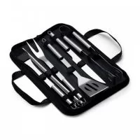 Kit Churrasco 9 Peças em estojo de nylon com alça. Contém: pegador, garfo, espátula, faca, pincel e 4 espetos. Utensílios de inox com proteções plásticas e parte interna com velcro para fixação das peças, acompanha plaquinha metálica para personalização.