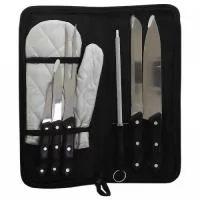 Kit churrasco 7 peças com estojo, contém: faca de legumes, faca para desossar, garfo, luva, chaira, faca de serra e faca peixeira. Estojo com alça para transporte e área interna com elástico de fixação para os utensílios. Material: inox e plástico  Estojo (C x L): 36,5 cm x 15 cm  1 Medidas para gravação (C x A): 3,5 cm x 1,4 cm  Faca legumes (C x L): 18,8 cm x 2,4 cm  2 Medidas para gravação (C x A): 3,1 cm x 1 cm  Faca desossar (C x L): 23 cm x 2,5 cm  3 Medidas para gravação (C x A): 3,1 cm x 1 cm  Garfo (C x L): 30,2 cm x 3 cm  4 Medidas para gravação (C x A): 3,5 cm x 1,5 cm  Luva (C x L): 25,3 cm x 14,8 cm  5 Medidas para gravação (C x A): 4,5 cm x 4,5 cm  Chaira (C x L): 29,1 cm x 3,8 cm  6 Medidas para gravação (C x A): 2 cm x 0,8 cm  Faca serra (C x L): 32 cm x 3,2 cm  7 Medidas para gravação (C x A): 3,5 cm x 1,4 cm  Faca peixeira (C x L): 31,8 cm x 4,1 cm  8 Medidas para gravação (C x A): 3,5 cm x 1,4 cm  Peso: 587 g