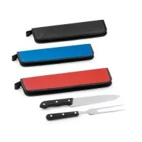 Kit churrasco em estojo de 210D. Composto por 2 utensílios em aço inox e PP: faca chefe e garfo.