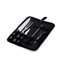 Churrascos irresistíveis começam com os utensílios certos! Nosso kit de 5 peças em inox, com cabos plásticos e estojo em nylon, inclui: uma faca chef de 7 polegadas, versátil para diversas tarefas na cozinha; uma faca de legumes de 3 polegadas, ideal para descascar e cortar vegetais; um garfo perfeito para dominar a grelha; uma chaira, essencial para manter as facas sempre afiadas; e uma tesoura multiuso para cortar alimentos, legumes, verduras e carnes. Além disso, a tesoura possui pequenos dentes entre os cabos que funcionam como um quebra-nozes. O kit também acompanha uma plaquinha de metal, permitindo personalizar e dar um toque único ao churrasco. Este kit é perfeito para preparar churrascos deliciosos!