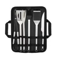 O kit é composto por pegador, espátula, pincel, garfo e escova para grelha com dois furos para pendurá-la onde desejar. Além disso, as peças vêm acomodadas em um estojo de nylon com alça, tornando o kit fácil de transportar e proteger.