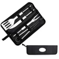 Kit churrasco 4 peças em estojo de nylon com alça. Possui: pegador, garfo, espátula e faca em inox, acompanha proteções plásticas e parte interna com velcro para guardar as peças.
