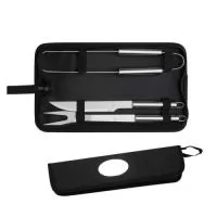 Kit churrasco 3 peças em estojo de nylon com alça. Possui: faca(acompanha proteção plástica), garfo(acompanha proteção plástica), pegador em inox e parte interna com velcro para guardar as peças. Acompanha plaqueta para gravação.