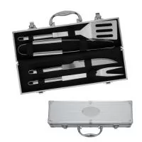 Kit churrasco 4 peças em maleta de alumínio com travas de segurança, contém: espátula, pegador, garfo e faca em inox. Parte interna da maleta com revestimento em tnt e suportes de velcro para fixação das peças.