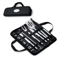 Kit Churrasco 17 Peças em estojo de nylon com alça. Contém: pegador, garfo, espátula, faca, pincel, 4 espetos e 8 garfos pequenos para petiscos. Utensílios de inox com proteções plásticas e parte interna com velcro para fixação das peças, acompanha plaquinha metálica para personalização.