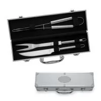 Kit churrasco 3 peças em maleta de alumínio com relevo. Possui: faca, garfo e pegador em inox(todas peças possuem proteção plástica) detalhes em metal nas bordas da maleta, duas dobradiças na parte inferior, uma alça e duas presilhas para travar/abrir maleta. Parte interna revestida de tecido tnt e velcro para guardar as peças." observação: Maleta 11,9 cm x 37 cm x 7,8 cm – Faca 32,5 cm x 2,4 cm – Garfo 34,6 cm x 3,3 cm – Pegador 34,3 cm x 6 cm