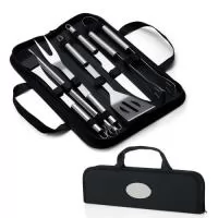 Kit Churrasco 9 Peças em estojo de nylon com alça. Contém: pegador, garfo, espátula, faca, pincel e 4 espetos. Utensílios de inox com proteções plásticas e parte interna com velcro para fixação das peças, acompanha plaquinha metálica para personalização.