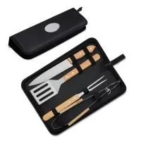 Kit churrasco 4 peças em estojo de nylon com alça. Possui: pegador, garfo, faca e espátula de madeira, acompanha plaquinha para personalização, proteções plásticas(faca e garfo) e parte interna com elástico para guardar as peças.