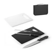 Kit churrasco em estojo de 210D com peças em aço inox e PP. Composto por tábua em PP e 3 utensílios: faca chefe, garfo e afiador. Certificação EU Food Grade. Estojo: 220 x 345 x 30 mm | Tábua: 195 x 285 x 5 mm