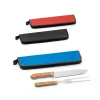Kit churrasco em estojo de 210D. Composto por 2 utensílios em aço inox e madeira Seringueira: faca chefe e garfo. Certificação EU Food Grade. Estojo: 350 x 130 x 20 mm