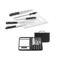 Kit churrasco em estojo de nylon 210D. Composto por tábua em PP e 5 utensílios em aço inox e PP: faca chefe, faca boning, faca pequena, garfo e afiador. Certificação EU Food Grade. Estojo: 350 x 230 x 40 mm | Tábua: 283 x 192 x 5 mm