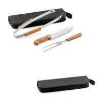 Kit churrasco em estojo de 210D. Composto por 3 utensílios em aço inox e madeira de Seringueira: faca chefe, pinça e garfo. Certificação EU Food Grade. Estojo: 350 x 130 x 20 mm
