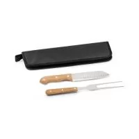 Kit churrasco com estojo em 210D. Composto por 2 utensílios : garfo e faca japonesa em aço inox com cabos em madeira. Certificação EU Food Grade. A cor e o resultado da impressão nos materiais naturais pode variar entre produtos. Garfo: 300 mm | Faca Japonesa: 285 mm | Dimensão da mala: 350x130x20mm