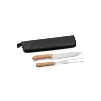 Kit churrasco em estojo de 210D. Composto por 2 utensílios em aço inox e madeira Seringueira: faca chefe e garfo. Certificação EU Food Grade. Estojo: 350 x 130 x 20 mm