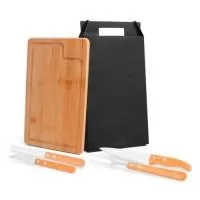 Conjunto composto por uma tábua retangular em tripla camada invertida de Bambu com sulco; faca 7” e faca 3” de legumes em Bambu/Inox; garfo trinchante e faca 4” de frutas em Madeira/Inox.