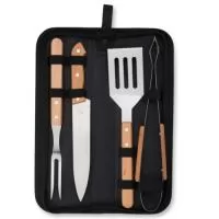 Espátula, garfo, pegador e faca de 7 polegadas, todas em aço inox com cabos de madeira, acomodadas em um estojo de nylon que facilita o armazenamento e transporte. Para maior exclusividade, acompanha uma plaquinha metálica personalizável com verso autoadesivo.  Largura: 12,1 cm Espessura: 4,7 cm Comprimento: 38,8 cm Peso aproximado (g): 593 Medidas aproximadas para gravação (CxL): Estojo: 9 cm x 34 cm /Plaquinha: 3,5 cm x 7 cm