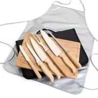 Descrição: Kit churrasco 8 peças com cabo em bambu, lâminas em aço inox e avental de nylon. Acompanha tábua em bambu com canaleta, 3 facas de corte e uma faca de serra cabo, chaira, garfo e avental prata com bolso. Acomodados em uma maleta de nylon preta. Rebites em Aço Inox, um dos mais resistentes à ferrugem e corrosão.  Altura :  36,5 cm  Largura :  24 cm  Medidas aproximadas para gravação (CxL):  Estojo 34,6 cm