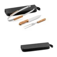 Kit churrasco em estojo de 210D. Composto por 3 utensílios em aço inox e madeira de Seringueira: faca chefe, pinça e garfo. Certificação EU Food Grade. Gravação da logomarca em 1 cor já inclusa.