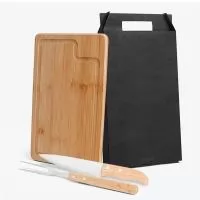 "Kit churrasco 03 peças, acompanha tábua em bambu (32x20,5cm) com tripla camada invertida para maior durabilidade e não deforma, faca 7"" e garfo em aço inox e madeira, acomodados em uma caixa presente na cor preta. (Obs. Como cortesia, na faca fazem