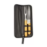 Kit churrasco 2 peças com estojo, contém faca e garfo. Estojo com alça para transporte e área interna com elástico de fixação para os utensílios.  Largura: 9,6 cm Comprimento: 36,3cm Espessura: 2,3 cm