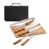 Kit churrasco em estojo de 210D. Composto por tábua em bambu e 5 utensílios em aço inox e madeira de Seringueira: faca chefe, faca média, pinça, garfo e afiador. Certificação EU Food Grade. A cor e o resultado da impressão nos materiais naturais pode variar entre produtos.  Dimensões do produto: Estojo: 350 x 230 x 40 mm | Tábua: 300 x 230 x 12 mm