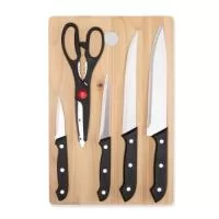 Kit churrasco 6 peças composto por tábua em madeira de pinho, tesoura multiuso e 4 facas em aço inox com cabos em PP resistente. Ideal para brindes corporativos, presentes personalizados, ações promocionais e kits gourmet. Possui excelente área para gravação na tábua, proporcionando alta valorização da marca.  Contém:  1 tábua em madeira 1 tesoura multiuso 4 facas em inox nos tamanhos 3”, 4”, 6” e 8”  Material: Madeira de pinho, aço inox e polipropileno (PP).