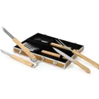 Kit para churrasco composto por cinco peças em inox com cabo em madeira de carvalho: faca com lâmina de 8 polegadas, espátula com cerdas de silicone, garfo de duas pontas, pegador de alimentos e uma espátula multiuso com lâminas serradas laterais e abridor de garrafas embutido. Acompanha maleta com acabamento amadeirado com detalhes em alumínio e trava de segurança para fechamento, além de revestimento interno em tecido Oxford e suportes em velcro para fixação dos itens.  Altura :  15,9 cm  Largura :  42,9 cm  Profundidade :  8,2 cm